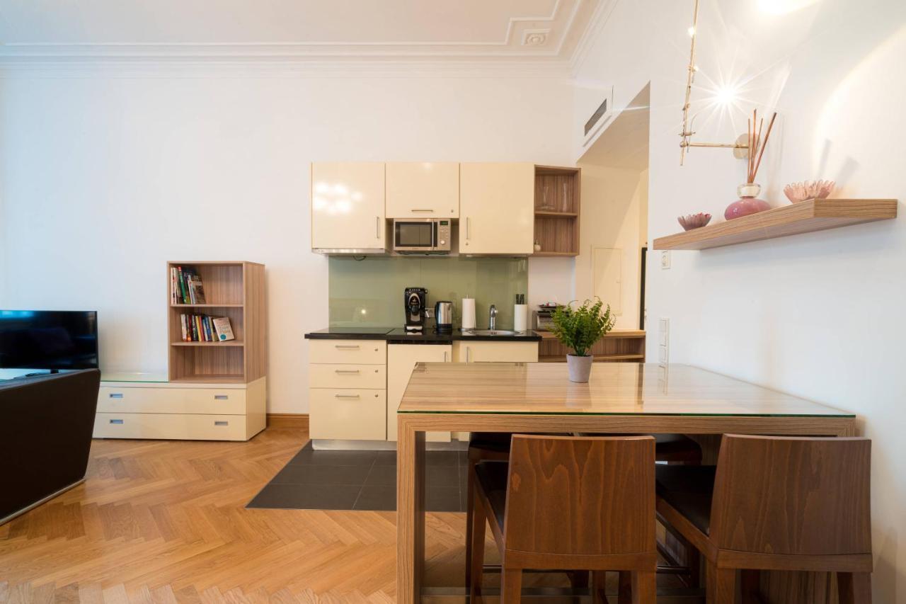 Residence, Hall - Parliament * Viena