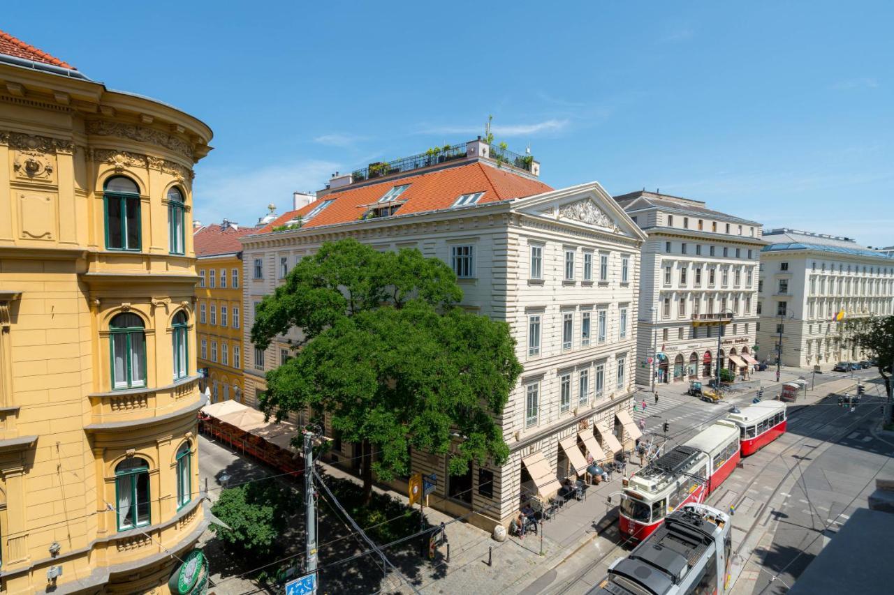 Residence, Hall - Parliament Viena